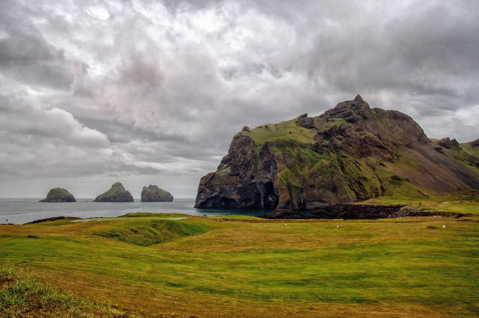 Wasserfälle en masse, unberührte Natur, wilde Berge und sanfte Täler wechseln sich mit der schroffen Vulkanlandschaft ab – Island überzeugt Reisende vor allem mit der beeindruckenden Natur, die ortsweise beinahe unwirklich wirkt. Die New York Times rät Urlaubern allerdings dazu, sich auch mal neben der Hauptinsel umzuschauen. Mit der Fähre erreicht man die Vestmannaeyjar-Inselgruppe im Westen des Landes. Und wer bis dahin dachte, Island ist unberührt, der wird dort die wirkliche Bedeutung von Ursprünglichkeit kennenlernen. 