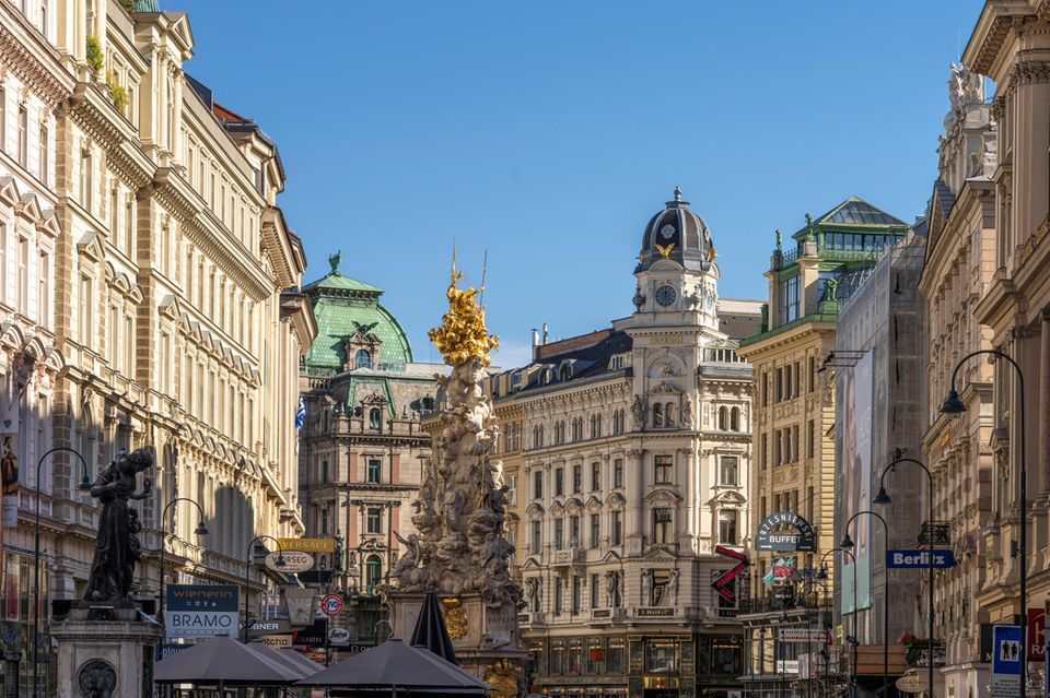 Österreichs Hauptstadt Wien zählt regelmäßig als lebenswerteste Stadt der Welt. Aber auch eine Reise in die Weltstadt lohnt sich allemal – und zwar nicht nur für Fans von Kaiserin Sissi. Auch wer gutes Essen, Kunst und Kultur sowie ein florierendes Nachtleben zu schätzen weiß – und mit dem Wiener Schmäh umgehen kann, der mitunter sehr direkt sein kann – der ist in Wien gut aufgehoben. 