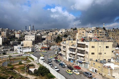 Blick auf eine Hauptstraße und Wohnhäuser in der Innenstadt von Amman