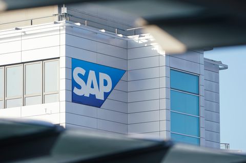 Ein Schild mit der Aufschrift „SAP“ hängt an einem Gebäude der Konzernzentrale des Softwareunternehmens