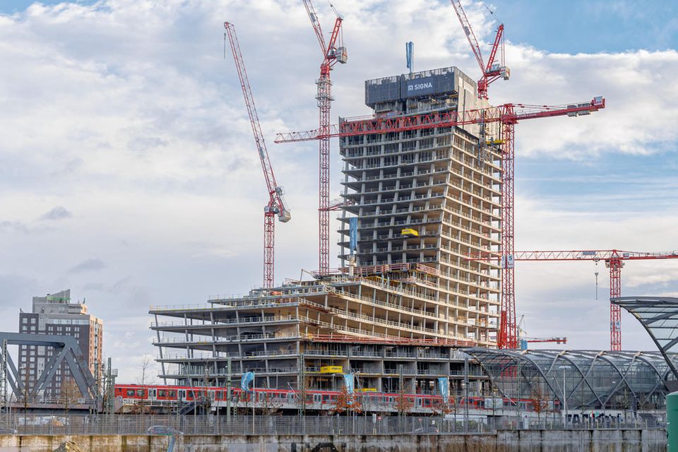 Elbtower  Der Bau des Elbtowers ruht aufgrund unbezahlter Rechnungen schon seit Oktober 2023. Wer den derzeit etwa 100 Meter hohen Rohbau fertigstellt und bis wann, ist offen. Die Stadt Hamburg pocht auf ein vertragliches Rückkaufrecht, das nach der Insolvenz greife. Dabei gibt es aber offene Fragen. Das Hochhaus in der Hafen City soll unter anderem Büros, ein Hotel und eine Aussichtsplattform beherbergen. Auch bei einem weiteren Hamburger Signa-Projekt, den Flüggerhöfen in der Innenstadt, ruhen die Bauarbeiten.