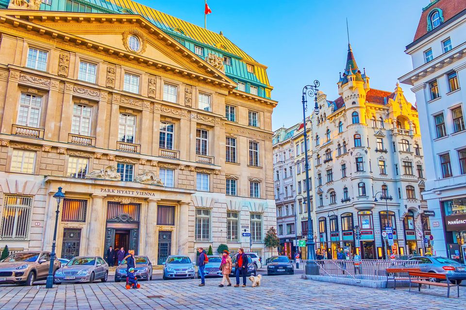 Park Hyatt Vienna  In einer weiteren Tochtergesellschaft hat Signa zudem Luxushotels wie das Park Hyatt Vienna gebündelt. Das historische Gebäude in bester Wiener Lage beherbergte einst die Zentrale der Länderbank und der Bank Austria. Wie es mit der Hotelsparte von Signa weitergeht, ist unklar.