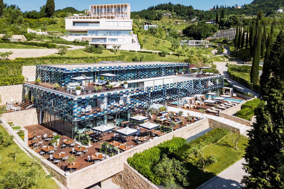 Eden Reserve, Gardasee  Im Eden Reserve am Gardasee bietet Signa Luxusurlaub im Boutique-Hotel oder den umliegenden Villen und Apartments. Für Aufsehen sorgte, dass das Prestigeobjekt im August 2023 – also kurz vor der Signa-Pleite – an eine Stiftung von Benko übertragen wurde. Ein Signa-Sprecher sprach gegenüber österreichischen Medien von einer „ganz normalen Transaktion zu einem marktüblichen Preis“.