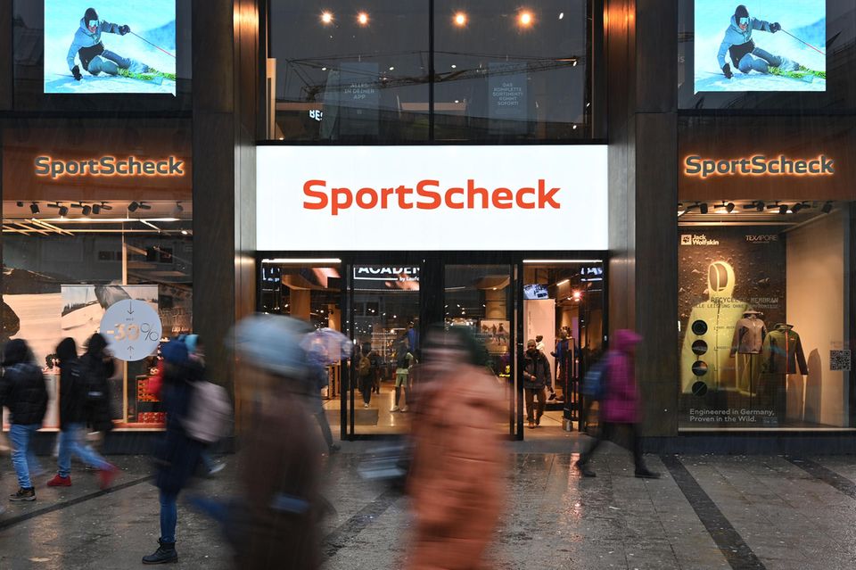 SportScheck  Zur Warenhaus-Sparte von Signa gehörte auch SportScheck. Eigentlich war der Verkauf der Kette mit bundesweit 34 Filialen an den britischen Modehändler Frasers im vergangenen Jahr bereits beschlossen. Dann kam die Insolvenz der Signa Holding dazwischen. Da die Übernahme noch nicht vollzogen war, meldete SportScheck Ende November ebenfalls Insolvenz an. Nun ist der Prozess wieder offen: Laut dem zuständigen Insolvenzverwalter sind zahlreiche Investoren aus dem In- und Ausland an einer Übernahme interessiert.