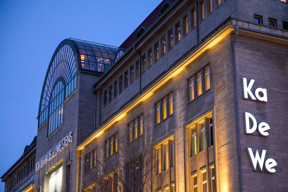 KaDeWe  Die zum Signa-Imperium gehörende Luxuskaufhausgruppe KaDeWe ist offenbar nun auch insolvent. Nach Informationen von Capital wurde der Insolvenzantrag bereits am Freitagabend eingereicht. Die KaDeWe-Gruppe rund um das namensgebende Kaufhaus des Westens in Berlin erwirtschaftete 2023 rund 800 Mio. Euro Umsatz. Signa betrieb diese als Minderheitsgesellschafter mit einem Anteil von 49,9 Prozent. Im Jahr 2015 hatte Benko 50,1 Prozent an die thailändische Central Group verkauft.