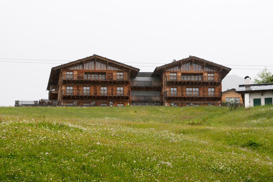 Chalet N  Zum Luxushotel-Portfolio gehört außerdem das Chalet N in Lech. Für 38 Mio. Euro hat Benko den Berggasthof in den österreichischen Alpen in eine Wellness-Oase umbauen lassen. Ausgewählte Gäste können sich hier Medienberichten zufolge für 270.000 Euro die Woche einmieten. Der Name ist ein Verweis auf Benkos Frau Nathalie, die genauen Eigentumsverhältnisse – Teil von Signa oder Privatstiftung? – sind laut österreichischen Medien aber unklar.