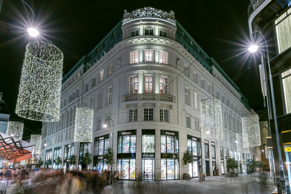 Goldenes Quartier  Signa hat in den vergangenen Jahren zahlreiche teure Gebäude erworben, zum Beispiel im Goldenen Quartier im 1. Bezirk Wiens, um sie in hochpreisige Büro- und Einzelhandelsflächen umzubauen. Doch das Geschäftsmodell von Signa geht unter anderem wegen veränderter Finanzierungsbedingungen nicht mehr auf. 