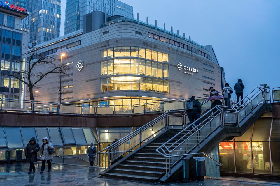 Galeria  Nach der Insolvenz der Signa-Muttergesellschaft hat die Warenhauskette Galeria Karstadt Kaufhof am 9. Januar 2024 Insolvenz angemeldet – zum dritten Mal in weniger als vier Jahren. Signa hatte ab 2012 zunächst Karstadt und 2018 auch Kaufhof übernommen und fusioniert. Doch der vermeintliche Retter Benko musste trotz diverser Schutzschirmverfahren und Staatshilfen immer mehr Häuser schließen – 2023 kam das Aus für 42 weitere Standorte. Im Zuge eines Regelinsolvenzverfahrens wird nun ein neuer Eigentümer für die verbliebenen 92 Kaufhäuser gesucht.