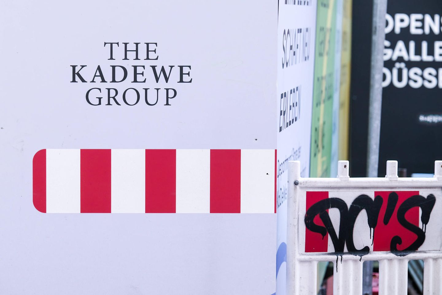 KaDeWe-Logo an einem Bauzaun