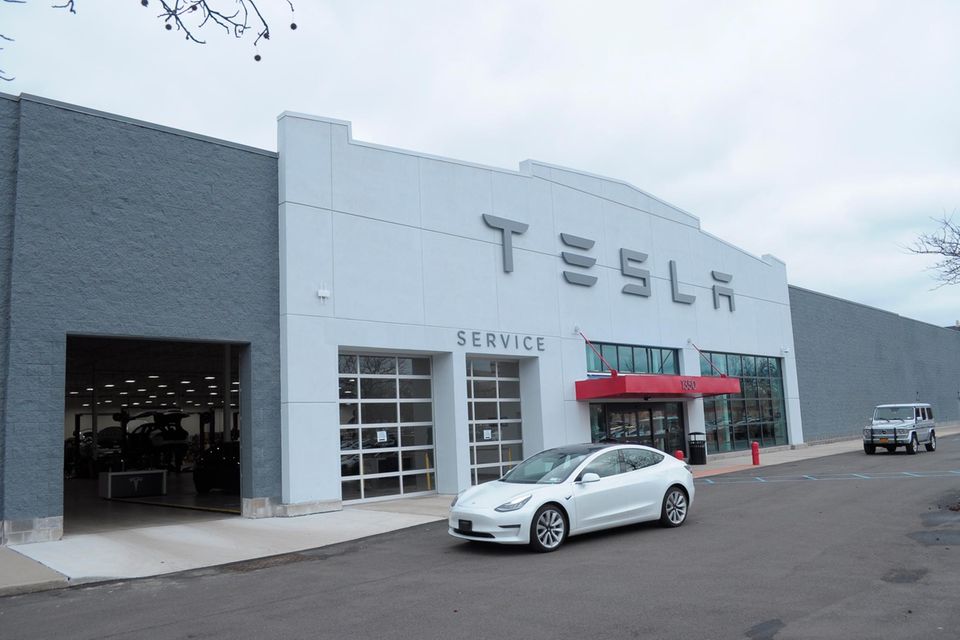 Tesla lag mit einem vier Prozent höheren Markenwert gegenüber dem Vorjahr unter dem Durchschnitt der Top 100. Elon Musks Autobauer kam mit 49,94 Mrd. Dollar erneut auf Platz zwölf der wertvollsten Marken. Ob das auch im nächsten Ranking gelingt? Ende 2023 war bekanntgeworden, dass Tesla fast alle zwei Millionen Autos in den USA für ein Software-Update zurückrufen muss. Grund: Sicherheitslücken beim Autopiloten. Halter in Deutschland waren nicht betroffen, da die Zusatzfunktion von Tesla nur in Nordamerika verfügbar ist. 