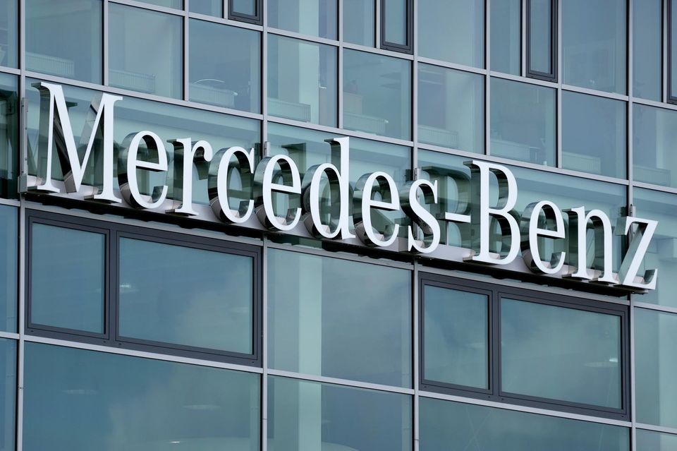 Mercedes-Benz kann seinen Stellenwert als starke Marke ausbauen. Nach einem Plus von zehn Prozent im Vorjahr stieg der Wert laut der Analyse um weitere neun Prozent auf 61,4 Mrd. Dollar. Mercedes-Benz verbesserte sich damit unter allen Branchen um einen Rang auf Platz sieben und war damit den Angaben zufolge die wertvollste Marke überhaupt außerhalb der USA und Asiens. Ein Autobauer aber konnte das Ergebnis noch toppen. 