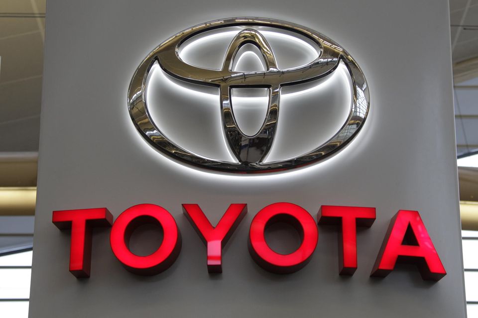 Zwar schmilzt Toyotas Vorsprung vor Mercedes-Benz oder auch BMW. Doch der japanische Autobauer ist laut Interbrand 2023 weiterhin die wertvollste Automarke der Welt. Das Unternehmen wuchs nach zehn Prozent im Vorjahr weitere sechs Prozent auf 64,5 Mrd. Dollar. Zwei weitere Autobauer waren in den Top 100 vertreten: Nissan auf Platz 63 sowie Ferrari auf Rang 70. 
