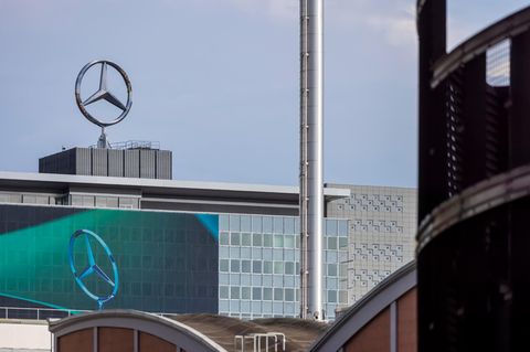Mercedes-Stern am Firmensitz der Mercedes Benz Group in Untertürkheim