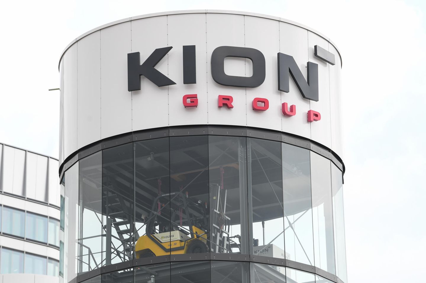 Ein gläserner Turm mit Gabelstaplern steht vor der Konzernzentrale der Kion Group in Frankfurt