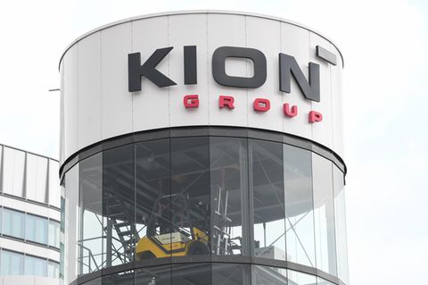 Ein gläserner Turm mit Gabelstaplern steht vor der Konzernzentrale der Kion Group in Frankfurt