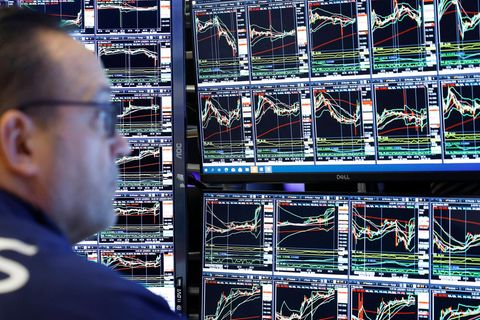 Ein Aktienhändler an der New Yorker Börse schaut auf Monitore an seinem Arbeitsplatz