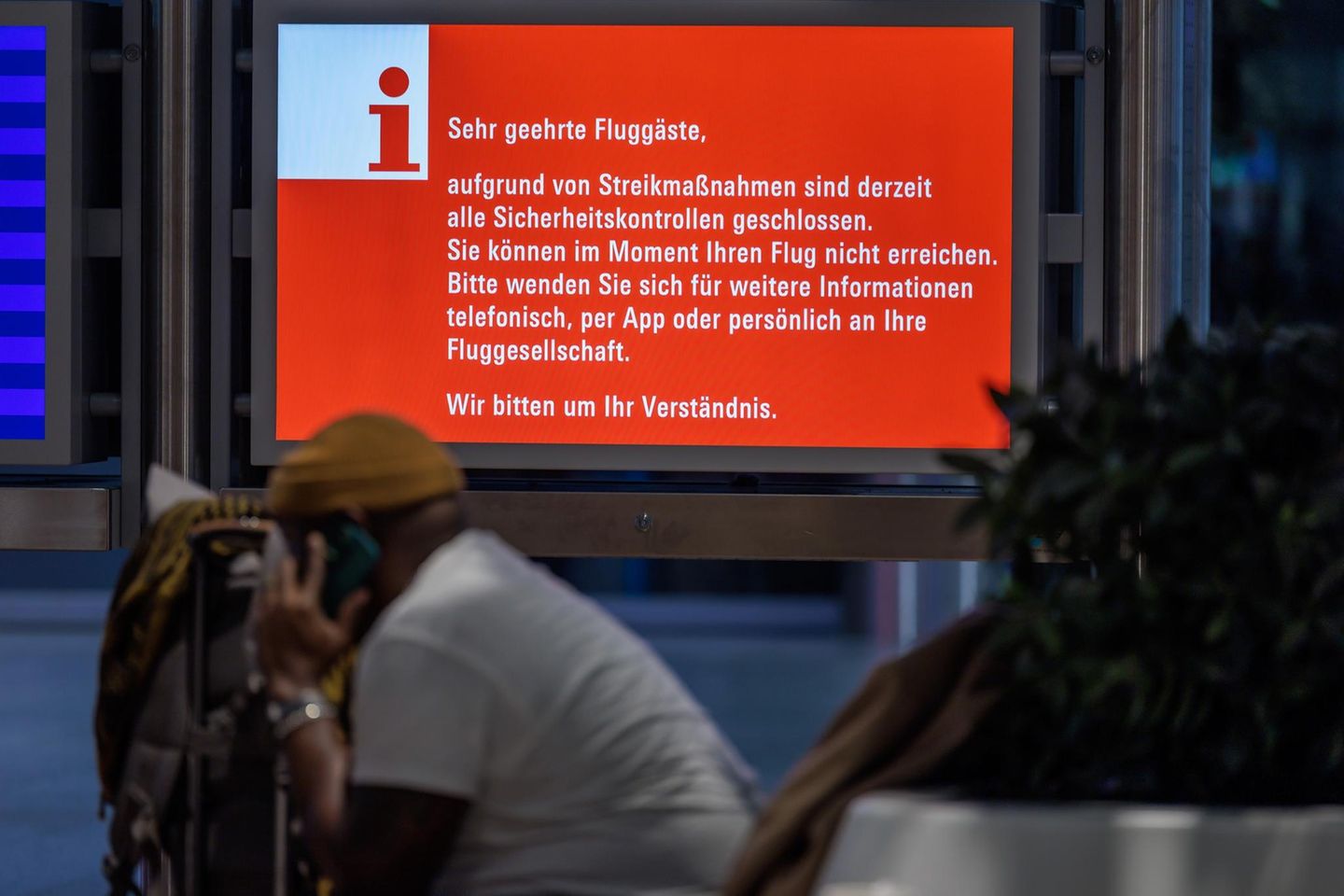 Warnstreik-Hinweis am Flughafen
