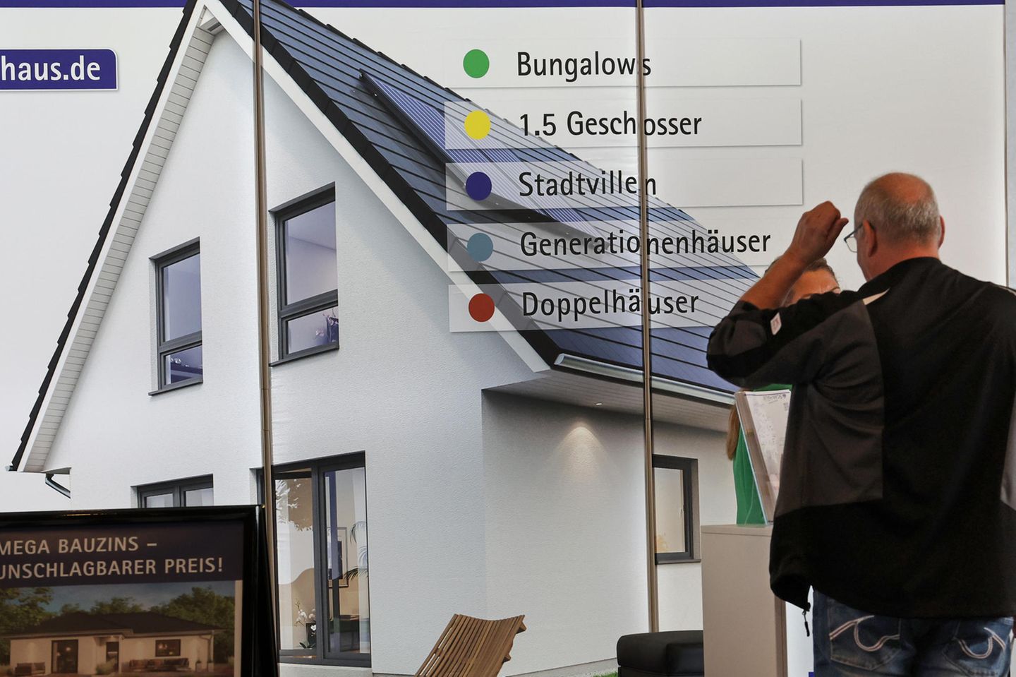 Auf der Messe RoBau2023 informieren sich Besucher bei einem Fertighaus-Anbieter