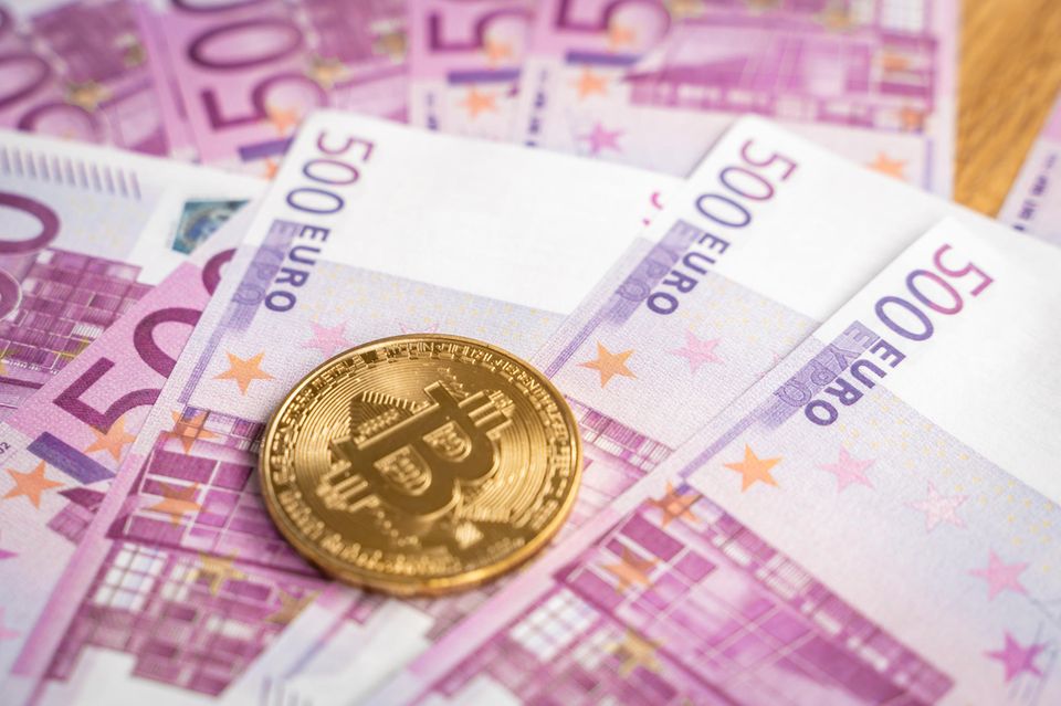 Bitcoin auf Euro-Scheinen