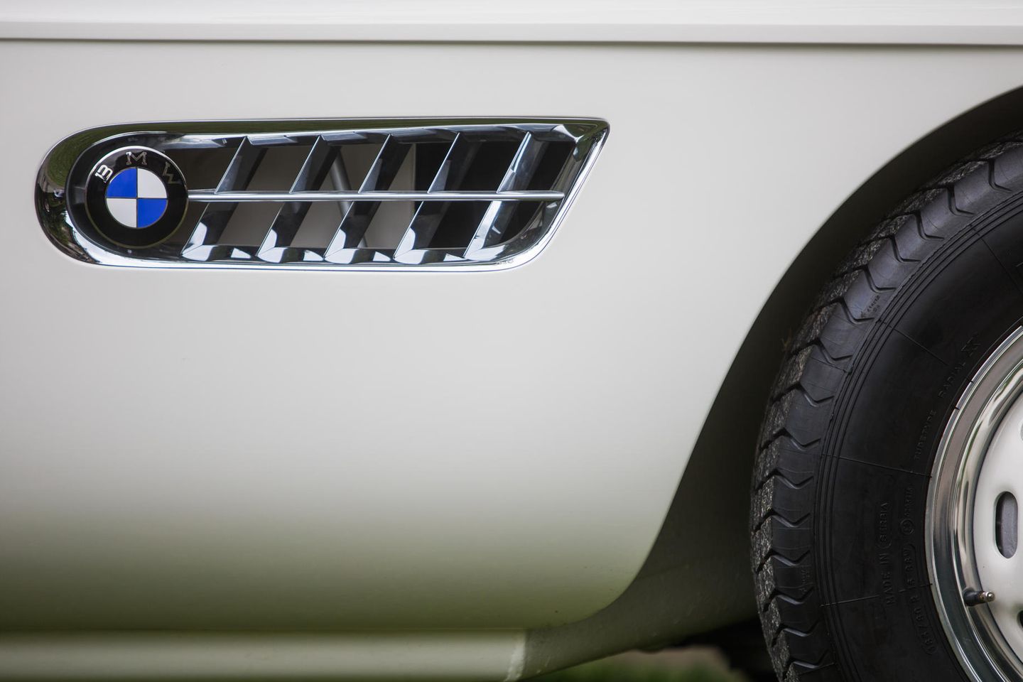 Nahaufnahme des BMW-Logos auf einem Oldtimer