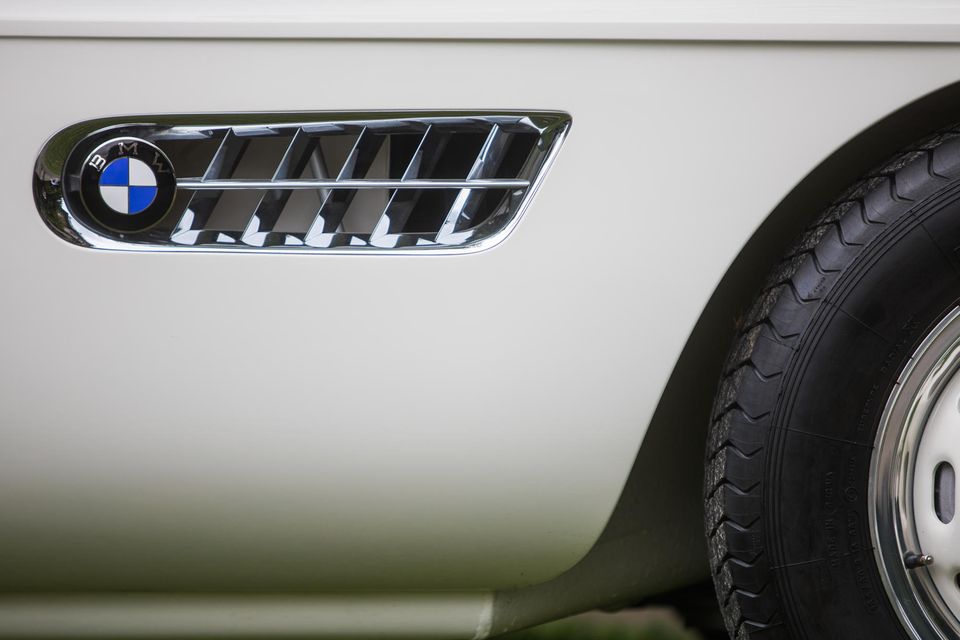 Nahaufnahme des BMW-Logos auf einem Oldtimer