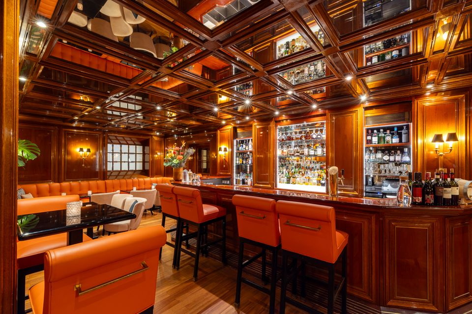 Die Charles Bar im Excelsior Hotel Ernst hat limitierte Champagner-Editionen ebenso vorrätig wie Davidoff-Zigarren – für die angeschlossene Raucherlounge.