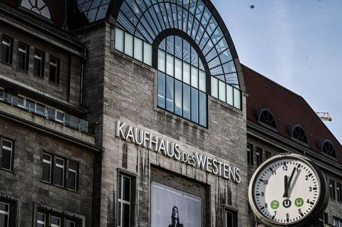 Schriftzug Kaufhaus des Westens an der Gebäudefront des Warenhauses
