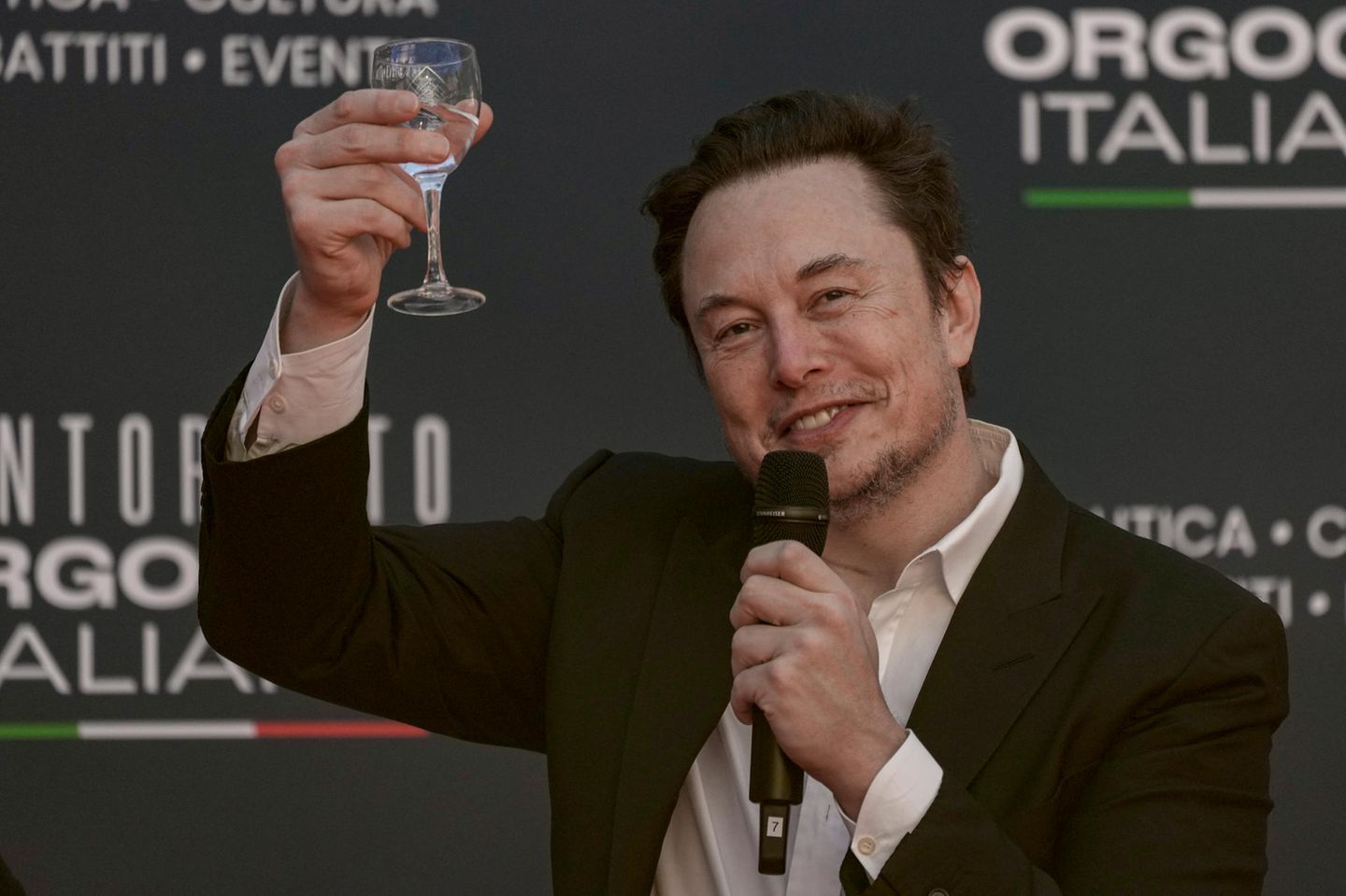 Elon Musk beim Atreju-Festival, einem Treffen rechtsradikaler Politiker in Italien
