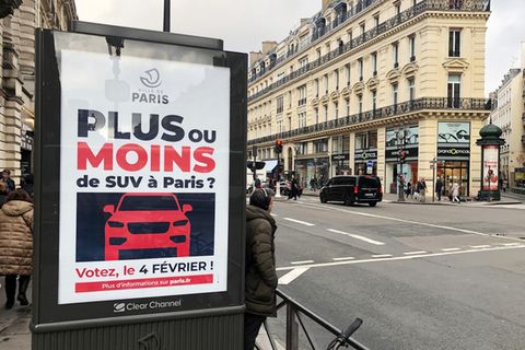 Auf einer Werbetafel informiert die Stadt Paris über eine Bürgerbefragung zu erhöhten Parkgebühren für SUV