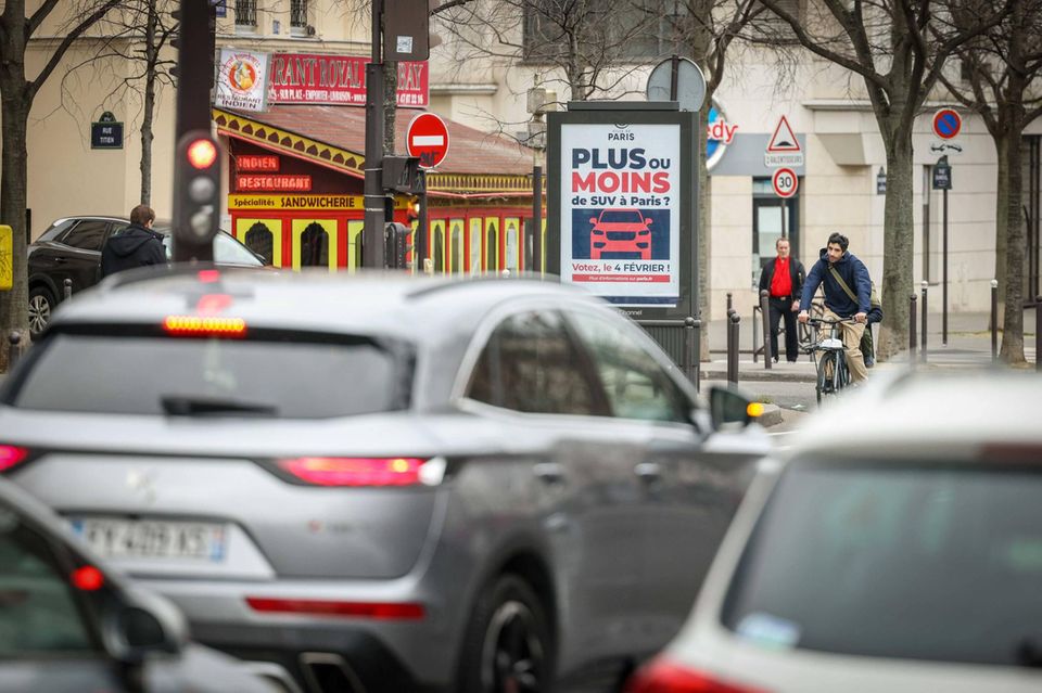 Die Fahrradmobilität in Paris ist in den vergangenen Jahren stark im Kommen. Das Regierungsprojekt „Le Plan Vélo“ soll die Hauptstadt deshalb fahrradfreundlicher machen. Das buchstäblich größte Problem dabei: Tonnenschwere SUV verstopfen die Straßen und blockieren Bürgersteige. Oft sind die Fahrzeughalter Luxustouristen von außerhalb. Die Verdreifachung der Parkgebühren ist die Antwort darauf. Bürgermeisterin Anne Hidalgo zeigte sich nach dem Entscheid zufrieden: „Die Pariser sind die Avantgarde einer Bewegung, viele Städte werden sicher nachziehen.“ Sie wolle diesen schweren Autos in den Straßen den Platz nehmen, aus Umweltgründen und wegen der Sicherheit, so Hidalgo. Die Entscheidung sei gut für den Planeten und für die Gesundheit. Die Maßnahme ist aber auch gut für die Kassen der Stadt: Sechs Stunden lang durch die Pariser Boutiquen zu bummeln, kostet bald 255 Euro – allein fürs Parken.