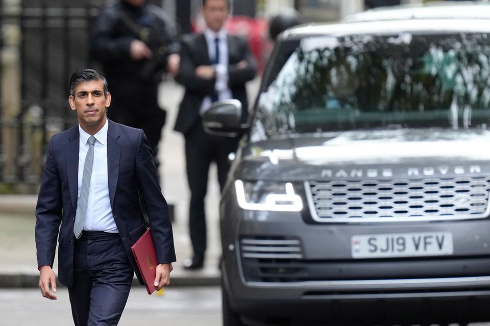 In London ist man stolz auf die britische Marke Range Rover. Premiers und Königinnen fahren darin durch die britische Hauptstadt. Trotzdem wird die Entscheidung in Paris begrüßt. Caroline Russell, ein Mitglied der Grünen im Londoner Parlament, sagte: „Man muss die Menschen in Paris einfach lieben. SUVs haben auf den belebten Straßen der Stadt nichts zu suchen, und für das Abstellen von Monsterautos auf der Straße mehr Geld zu verlangen, ist sinnvoll.“ Auch Bürgermeister Sadiq Khan sagte, er wolle prüfen, ob so etwas auch für London infrage kommt. Dazu werde er die Wirkung der Paris Maßnahme beobachten. Gegenüber dem Guardian sagte er, dass SUVs ein besonderes Problem seien, das angegangen werden müsse. „SUVs brauchen mehr Platz, und wir wissen, dass es Probleme mit der Verkehrssicherheit gibt, wir wissen, dass es Probleme mit Kohlenstoffemissionen gibt und so weiter.“ 