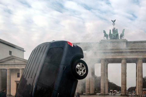 SUV vor dem Brandenburger Tor: Greenpeace-Protestaktion gegen die Verkehrspolitik der Bundesregierung