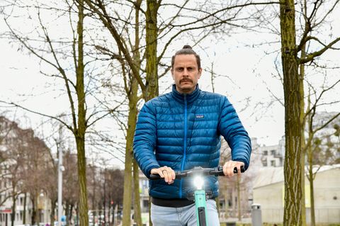 Tier-Gründer Lawrence Leuschner auf einem seiner E-Roller