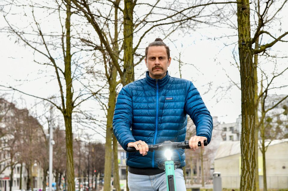 Tier-Gründer Lawrence Leuschner auf einem seiner E-Roller