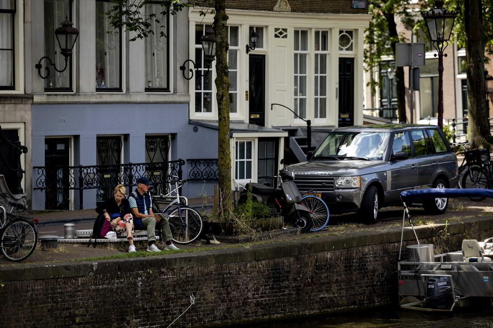 Für die niederländische Hauptstadt ist der Tourismus Fluch und Segen zugleich. Zum einen profitiert Amsterdam von Millionen Gästen pro Jahr, zum anderen sind diese oft nur für Alkohol, Drogen und Sex in der Stadt, was die Stadt mit einer „Stay away“-Kampagne zurückdringen will. So wurden zuletzt die Parkgebühren im Zentrum auf 3,90 Euro erhöht – ein Unterschied zwischen normalen Pkw und SUV gibt es aber nicht. Stadträtin Melanie van der Horst sagte gegenüber Ruhr24: „Ich frage mich manchmal, was man mit SUVs in der Stadt macht.“ Sie finde die Idee aus Frankreich „sehr interessant“ und werde Möglichkeiten prüfen, wie ähnliche Maßnahmen in Amsterdam umgesetzt werden könnten.
