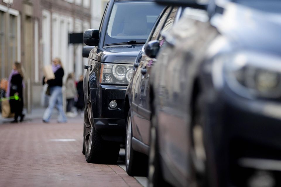 Eine der wenigen deutschen Städte, die SUV-Fahrer bereits vor dem Paris-Entscheid zur Kasse gebeten hat, ist Tübingen. Dort setzte Oberbürgermeister Boris Palmer 2022 eine höhere Gebühr für Anwohner-Parkausweise durch. Die Preise vervierfachten sich damals für alle Fahrzeuge – von 30 auf 120 Euro. Wer einen SUV fährt, zahlt sogar 180 Euro pro Jahr. Die Begründung: Ein SUV braucht mehr Platz, sollte also auch höhere Gebühren kosten. Als Grenze legte Tübingen das Leergewicht von 1,8 Tonnen fest. Palmer folgte damit einer Forderung des Deutschen Städtetags, der seine Mitglieder seit Jahre dazu anregt, große Autos aus den Innenstädten zu verbannen. Es sei „absurd“, sagte der Helmut Dedy, Hauptgeschäftsführer des Städtetags, wenn Parkhäuser mit den Automaßen mitwachsen. 1990 wog ein Auto im Durchschnitt noch 1200 Kilogramm, heute sind es schon über 1700.