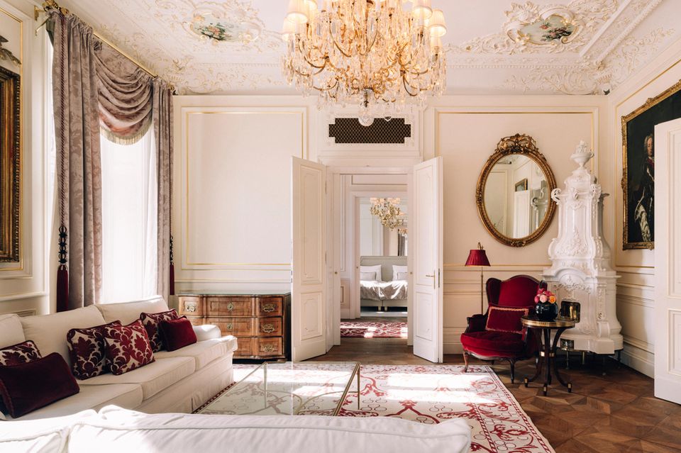 Königlich: Für Gäste stehen 149 Zimmer und Suiten zur Verfügung, die zeitlos elegant eingerichtet sind. Alle Räumlichkeiten entsprechen dem luxuriösen, barocken Stil des Hauses und bieten eine moderne Ausstattung