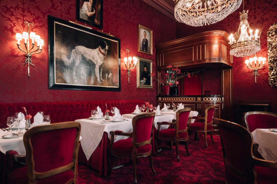 Ladies on red: Die Rote Bar vereint auf höchstem Niveau ein Restaurant mit Neuinterpretationen lokaler Spezialitäten und eine mondäne Bar-Lounge. An den Wänden hängen Gemälde und Fotografien vornehmer Damen der Gesellschaft