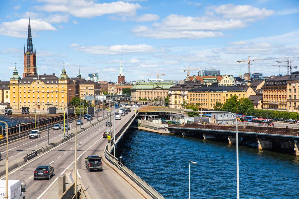 In der schwedischen Hauptstadt Stockholm ist Parken im europäischen Vergleich teuer – für normale Pkw wie für SUVs. 8 Euro zahlt man im Schnitt pro Stunde. Die Metropole will die Innenstadt lebenswerter machen und Touristen wie Einwohner so dazu bewegen, nicht mit dem Auto, sondern mit  öffentlichen Verkehrsmitteln in die Stadt zu kommen. Doch Stockholm will Ende 2024 noch einen Schritt weiter gehen und Verbrenner aus dem Stadtkern vollkommen verbannen. Ab Dezember sollen vier Straßenzüge absolute Verbotszonen sein.