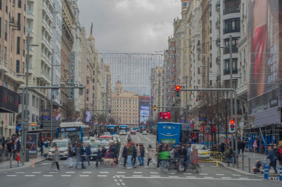 Als eine der ersten europäischen Städte verbannte Madrid den Autoverkehr aus der Innenstadt. Mittlerweile ist das Verbot aufgeweicht und Parken in der spanischen Hauptstadt kostet weniger als im europäischen Durchschnitt. Ein spezielles Problem mit SUVs scheint Madrid aber nicht zu haben, es gibt keinen Unterschied bei den Preisen gegenüber normalen Pkw. Pro Stunde kostet es etwa 3,50 Euro. Als Besucher oder Einwohner ist es ohnehin ratsam, sich mit öffentlichen Verkehrsmitteln zu bewegen.