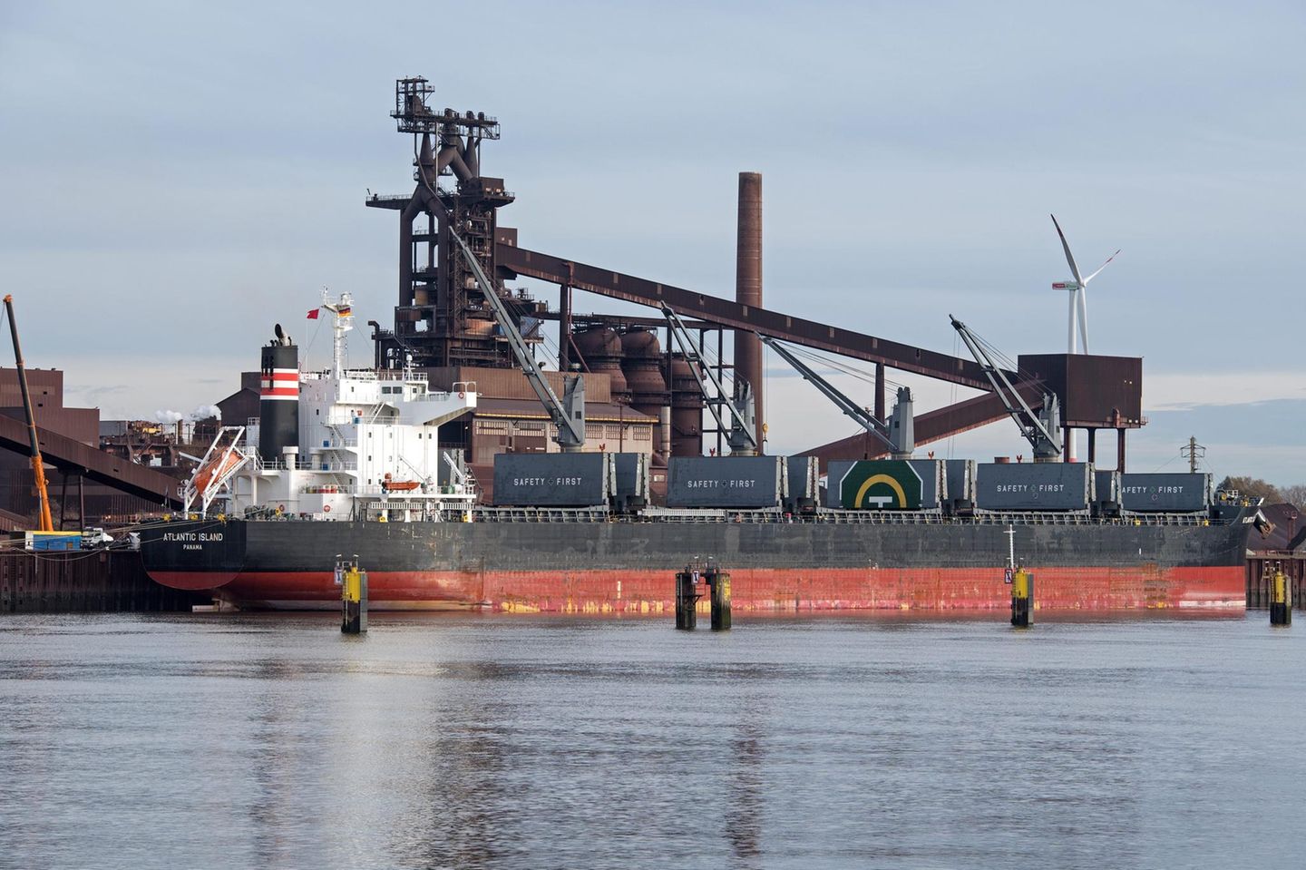 Pier des Stahlwerk Arcelor Mittal an der Weser in Bremen