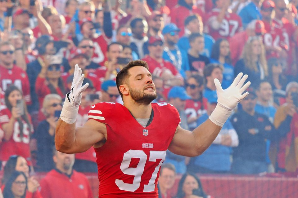 Nick Bosa sticht gleich auf zweierlei Art aus diesem Ranking der bestbezahlten NFL-Spieler hervor. Er war mit 25 Jahren zum Stichtag der jüngste Athlet und zudem der einzige Nicht-Quarterback der Top 10. Der Defensivspieler des Jahres 2023 der NFL erhielt laut der Analyse von den San Francisco 49ers rund 51 Mio. Dollar Jahresbezüge. Lediglich eine Million kam demnach jenseits des Spielfelds dazu. Bosa trifft beim Super Bowl am 11. Februar 2024 auf die Nummer zwei dieses Rankings. 