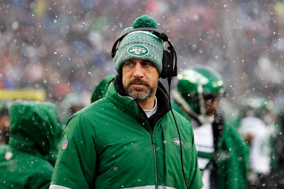 Aaron Rodgers ist mit 39 Jahren der mit Abstand älteste der Top-Football-Stars. Doch der Quarterback gehört auch nach dem Wechsel von den Green Bay Packers zu den New York Jets zu den größten Verdienern der NFL. „Forbes“ attestierte dem Spielmacher ein Jahresgehalt von 36,9 Mio. Dollar sowie elf Mio. Dollar Einnahmen durch Werbeverträge oder seine Risikokapitalgesellschaft RX3.