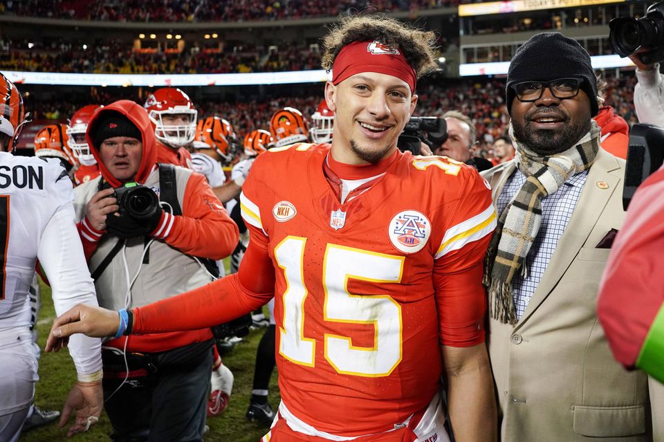 Patrick Mahomes hat schon zwei Super Bowl-Ringe, jetzt steht er mit den Kansas City Chiefs erneut im Finale gegen San Francisco 49ers. Der 28 Jahre alte Quarterback schloss 2020 laut „Forbes“ den bis heute größten Vertrag in der NFL-Geschichte ab: 450 Mio. Dollar für zehn Jahre. Auf 2023 heruntergebrochen erhielt Mahomes der Analyse zufolge von seinem Verein 40,5 Mio. Dollar und verdiente 20 Mio. Dollar unter anderem als Werbebotschafter von T-Mobile, Walmart und Hugo Boss. Damit war aber auch er Welten vom bestbezahlten Footballer 2023 entfernt. 