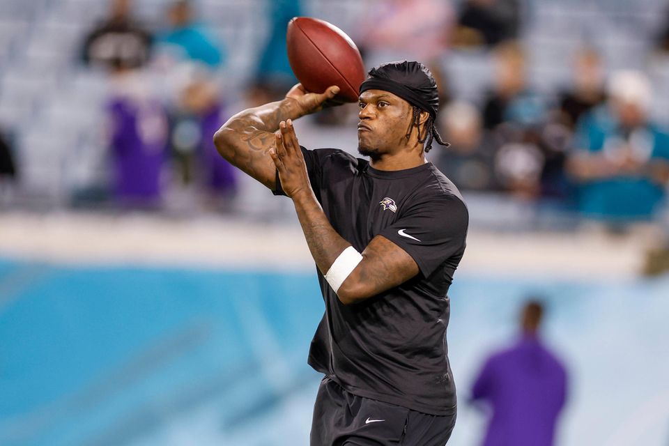Lamar Jackson spielte 2023 in einer eigenen Einkommensklasse. Der Quarterback verlängerte seinen Vertrag mit den Baltimore Ravens nach zweijährigen Verhandlungen gegen einen Unterzeichnungsbonus über 72,5 Mio. Dollar – NFL-Rekord, wie „Forbes“ berichtete. Das Magazin errechnete für den 26-Jährigen Einnahmen auf dem Spielfeld von 80 Mio. Dollar, plus 1,5 Mio. Dollar durch weitere Geschäftstätigkeiten. Auf der „Forbes“-Liste der 50 bestbezahlten Sportler der Welt für 2023 hätte Jackson dennoch knapp den Einzug in die Top 10 verpasst. Zur Einordnung: Cristiano Ronaldo thronte an der Spitze des Rankings mit angeblich 136 Mio. Dollar (90 Mio. Dollar davon durch Werbeverträge und ähnliches). 