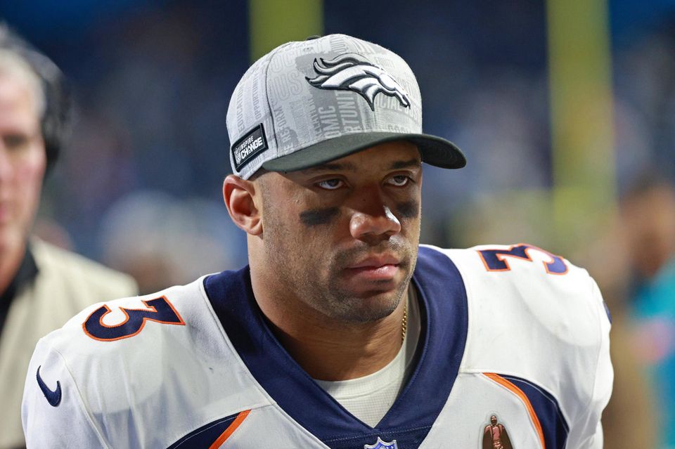 Bei den absoluten Spitzengehältern kann American Football auch in den USA zwar nicht immer mithalten. Basketball, Boxen und sogar Golf stechen die National Football League (NFL) aus. Doch die Stars dieses US-amerikanischen Volkssports besitzen eine besondere Strahlkraft. Spitzenverdiener sind die Quarterbacks. Sie dominieren die Top 10 der bestbezahlten Football-Stars, die „Forbes“ zum Stichtag 9. September 2023 erstellt hat. Die Liste eröffnet Russell Wilson. Dessen Vertrag bei den Denver Broncos soll 2023 rund 28 Mio. Dollar wert gewesen sein. Weitere 13 Mio. Dollar habe der zur Veröffentlichung 34-Jährige jenseits des Spielfelds eingenommen, hieß es. Wilson hat unter anderem mit seiner Ehefrau, Sänger Ciara, ein Modelabel gegründet. 