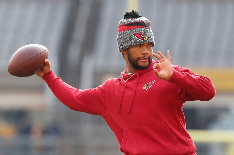 Einige Stars der NFL haben den Einzug in dieses Ranking mit vergleichsweise geringen Einnahmen aus Werbeverträgen geschafft. Zu ihnen gehörte laut „Forbes“ Kyler Murray auf Platz neun. Der 26-jährige Quarterback der Arizona Cardinals verdiente dem Magazin zufolge 2023 rund 39 Mio. Dollar auf dem Platz und 3,5 Millionen durch Partnerschaften, unter anderem mit Nike. Das Jahreseinkommen wurde laut „Forbes“ berechnet auf Basis der Zahlungen, die ein Verein dem Spieler 2023 überwiesen hat (inklusive aller Boni) sowie den geschätzten Einnahmen aus Werbeverträgen, Lizenzgeschäften oder anderen Unternehmungen. 