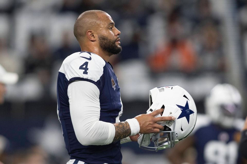 Dak Prescotts Bonus bei der Vertragsunterzeichnung hatte 2021 in der NFL einen Rekord aufgestellt. Der Quarterback erhielt von den Dallas Cowboys 66 Mio. Dollar, zusätzlich zu seinem Vierjahresvertrag über 160 Mio. Dollar. Beim Jahreseinkommen reichte es laut „Forbes“ für den 30-Jährigen mittlerweile aber nur noch für Platz acht. Prescott verdiente demnach 31 Mio. Dollar auf dem Feld und 13 Mio. durch andere Geschäfte. 