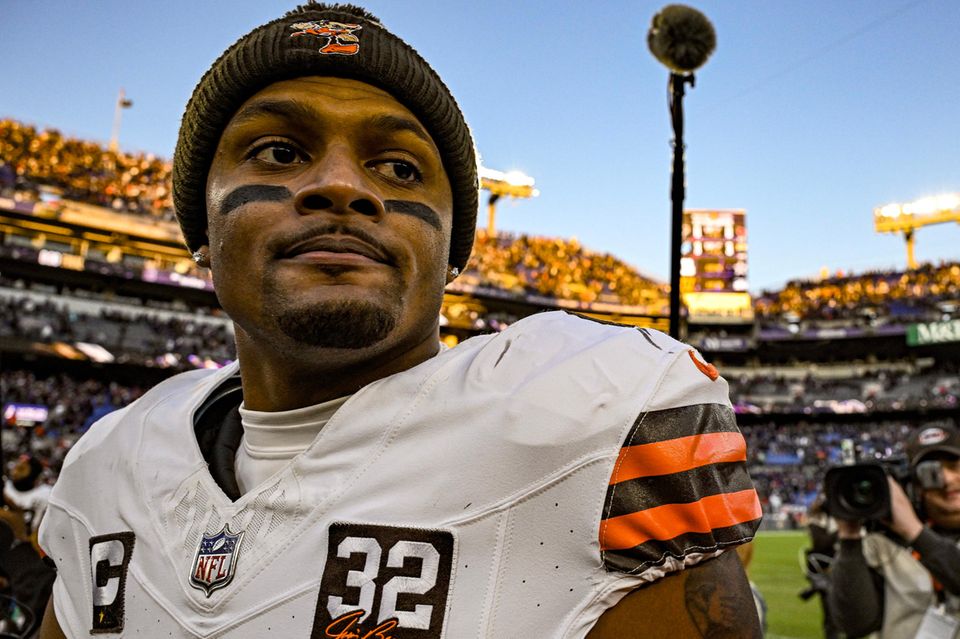 Deshaun Watson hat laut „Forbes“ 2023 lediglich geschätzt eine halbe Million Dollar mit Werbeverträgen verdient. Der Grund seien die Vorwürfe von mehr als 20 Frauen gewesen, die dem Quarterback der Cleveland Browns sexuelle Belästigung vorgeworfen hätten. Daraufhin hätten sich Werbepartner von dem 27-Jährigen getrennt. 2020 waren Watsons Einnahmen jenseits des Spielfelds noch auf 8 Mio. Dollar geschätzt worden. Er verdiente bei den Cleveland Browns 46 Mio. Dollar und das reichte für Platz sechs im Ranking der größten Stars im American Football. 
