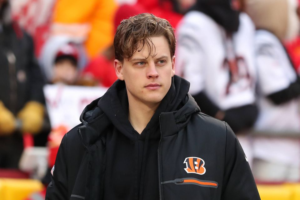 Der Spitzname „Jackpot Joey“ für Joe Burrow kommt nicht von ungefähr. Der Quarterback der Cincinnati Bengals verhandelte laut „Forbes“ kurz vor dem Stichtag des Rankings eine Verlängerung seines Vertrags über die garantierte Summe von 219 Mio. Dollar. Das war dem Bericht zufolge der zweithöchste Betrag aller Zeiten. Aufs Jahr 2023 heruntergebrochen kam der 26-Jährige den Angaben zufolge auf 45 Mio. Dollar (41 Mio. Dollar auf dem Spielfeld) und damit Platz sieben. 